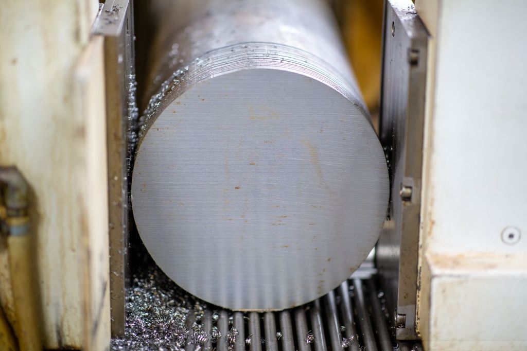 Lenox Classic saelindiga lõikav masin töötlemisel metallist ümar täismaterjal, metallilaastud pinnal.