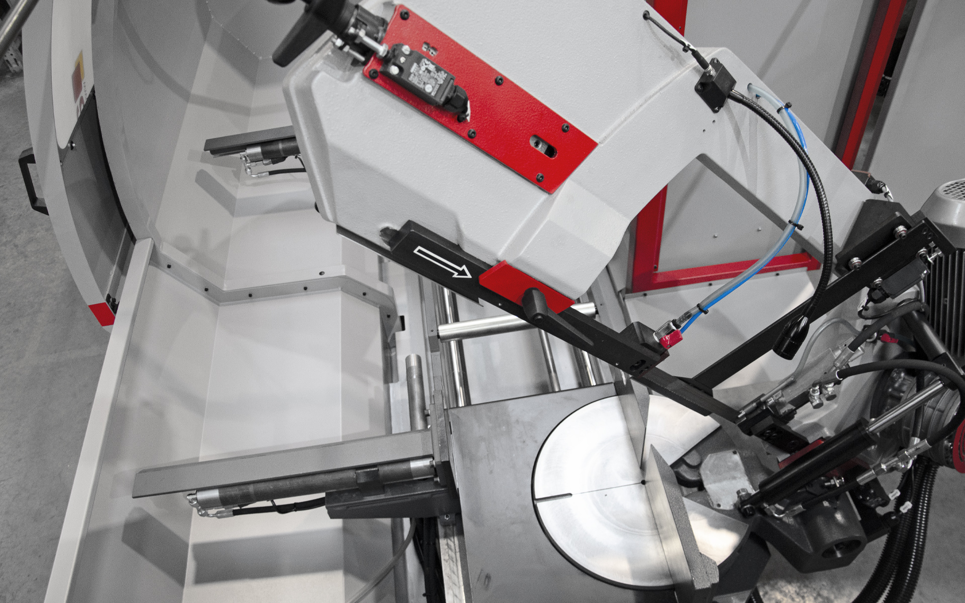 Täisautomaatne lintsaag Ergonomic 290.258 DGANC – malmist saekaar, topeltnurgalõike võimalus, elektrohüdrauliline juhtimine ja graafiline juhtpaneel.