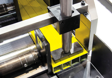 Seade materjalide kinnitamiseks kihtidena ja kimpudena, kasutades lisaks ka vertikaalset kinnituselementi.