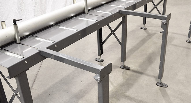 Laiade tugijalgadega materjali toestus, mis võimaldab lõikamiseks ette valmistada piisava koguse materjali, vähendades tööaega ja keerukust.