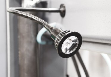 LED-lamp töökoha valgustamiseks, reguleeritav ja paigaldatud painduvale käele.