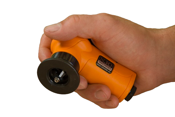 B2 AIR faasimismasin inimese käes, näitamas seadme kompaktset suurust