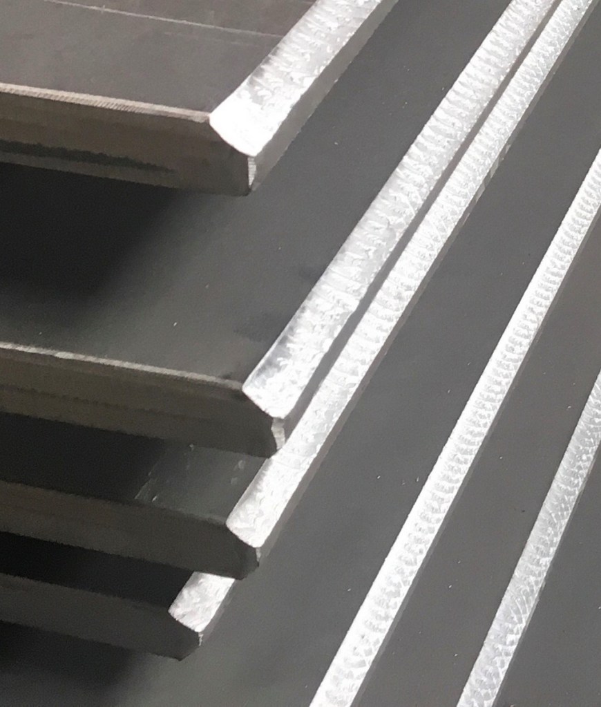 Faasitud servadega materjal