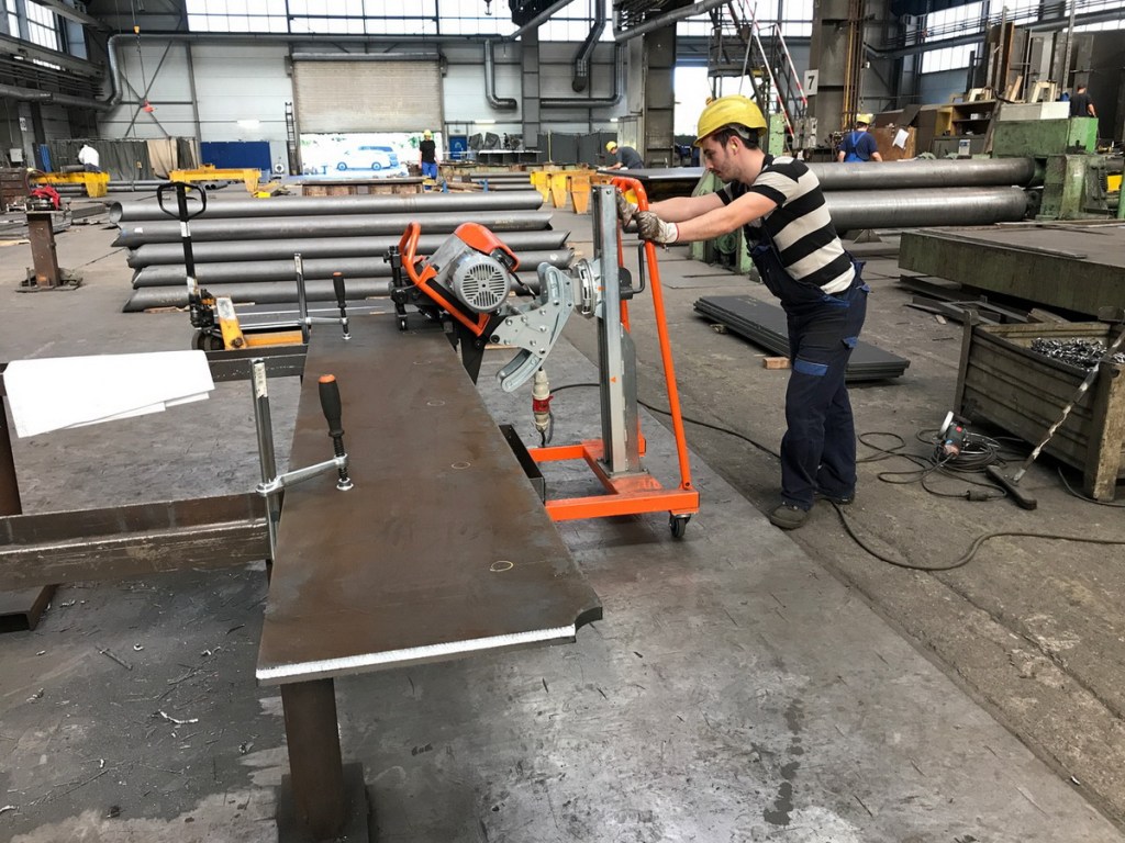 UZ29 SPEEDER faasimismasin - materjali ääre faasimine, tehasevaade koos masina operaatoriga. 