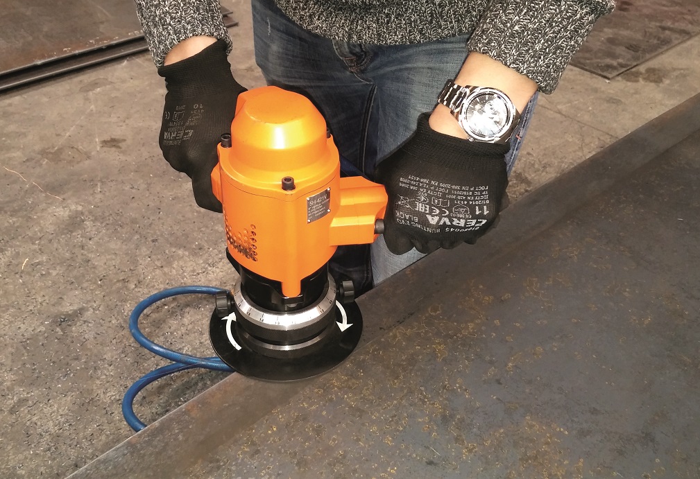 Inimene hoiab käes faasimimasinat serva faasimiseks. 