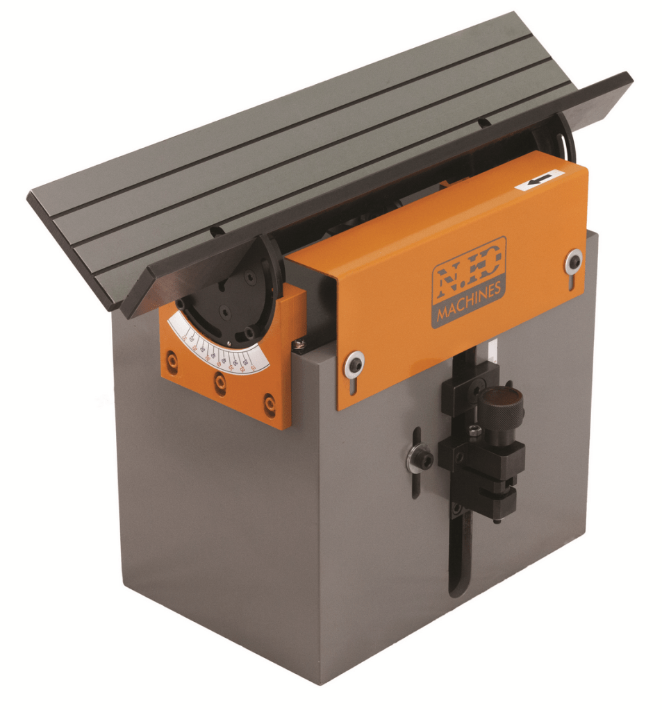 Freesimasin B3 halli ja oranži disainiga, millel on tasane tööpind, reguleeritavad seaded ja täpsuse tagamiseks ümmargune sihverplaat