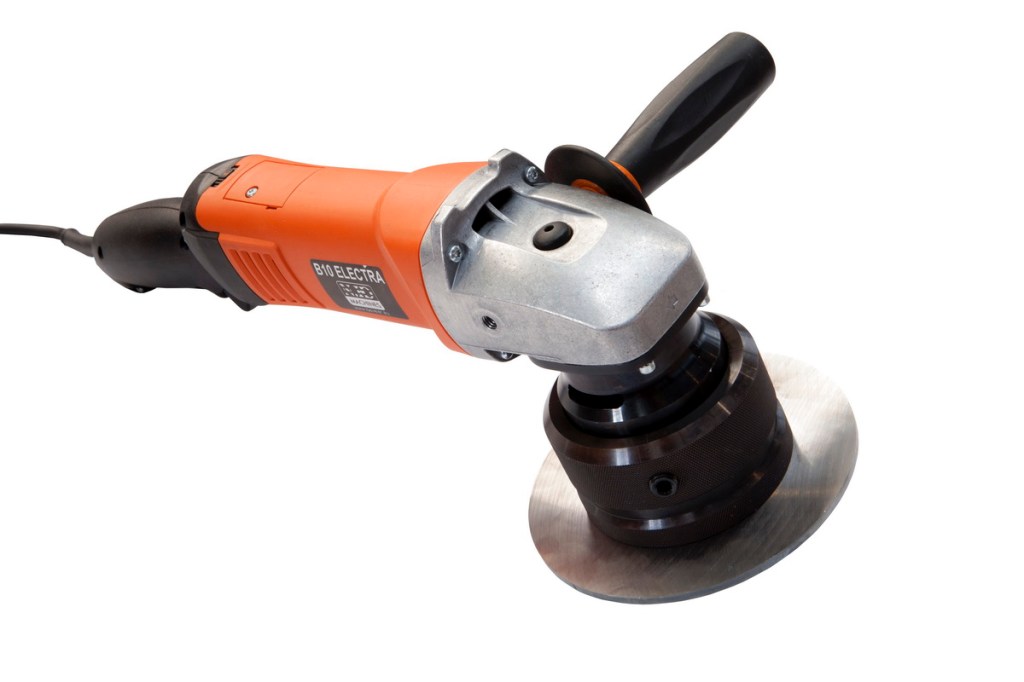 Elektriline UZ15 Rapid  faasimismasin oranži ja musta disainiga.   Pealt vaade, faasilõikuri käepide on näha.