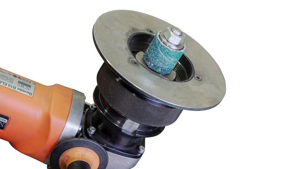 Elektriline UZ15 Rapid  faasimismasin oranži ja musta disainiga.  Lähi vaade, lihvimis otsikust faasilõikuril. 