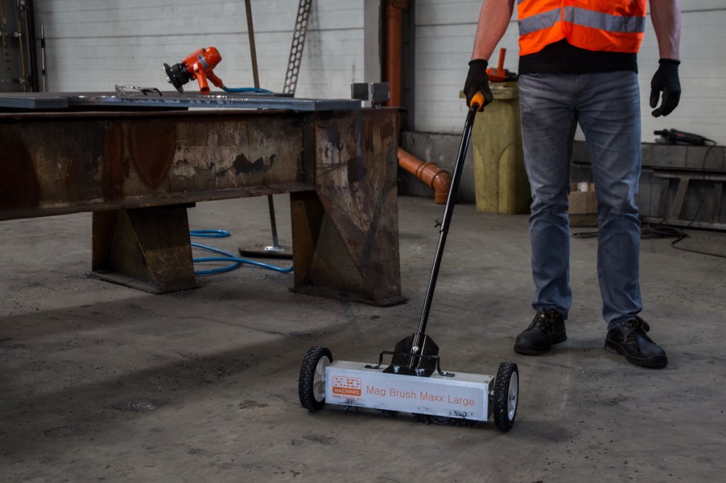 Magnet tööriist rattastel metalli puru korjamiseks põrandalt