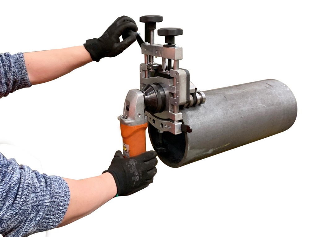 Elektriline UZ15 Rapid  faasimismasin oranži ja musta disainiga koos liaga Xpipe Beveler suure toru äärt faasimas. 