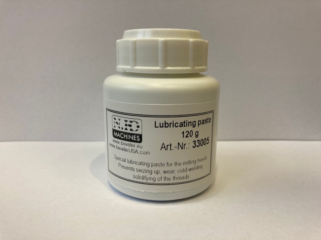 Freesilõikuri määre valgas väikeses keeratava kaanega purgis