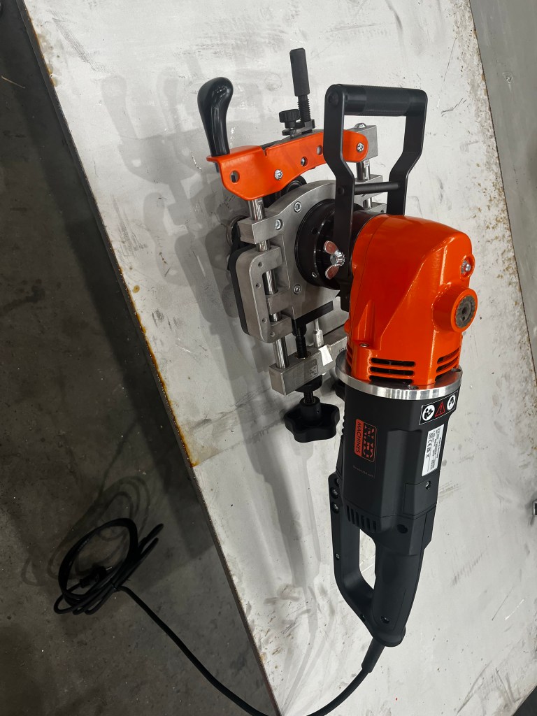 B15 INOX faasimiseseade, käsitsi juhitav roostevaba terase töötlemiseks, paigutatud tööstuslikule pinnale.