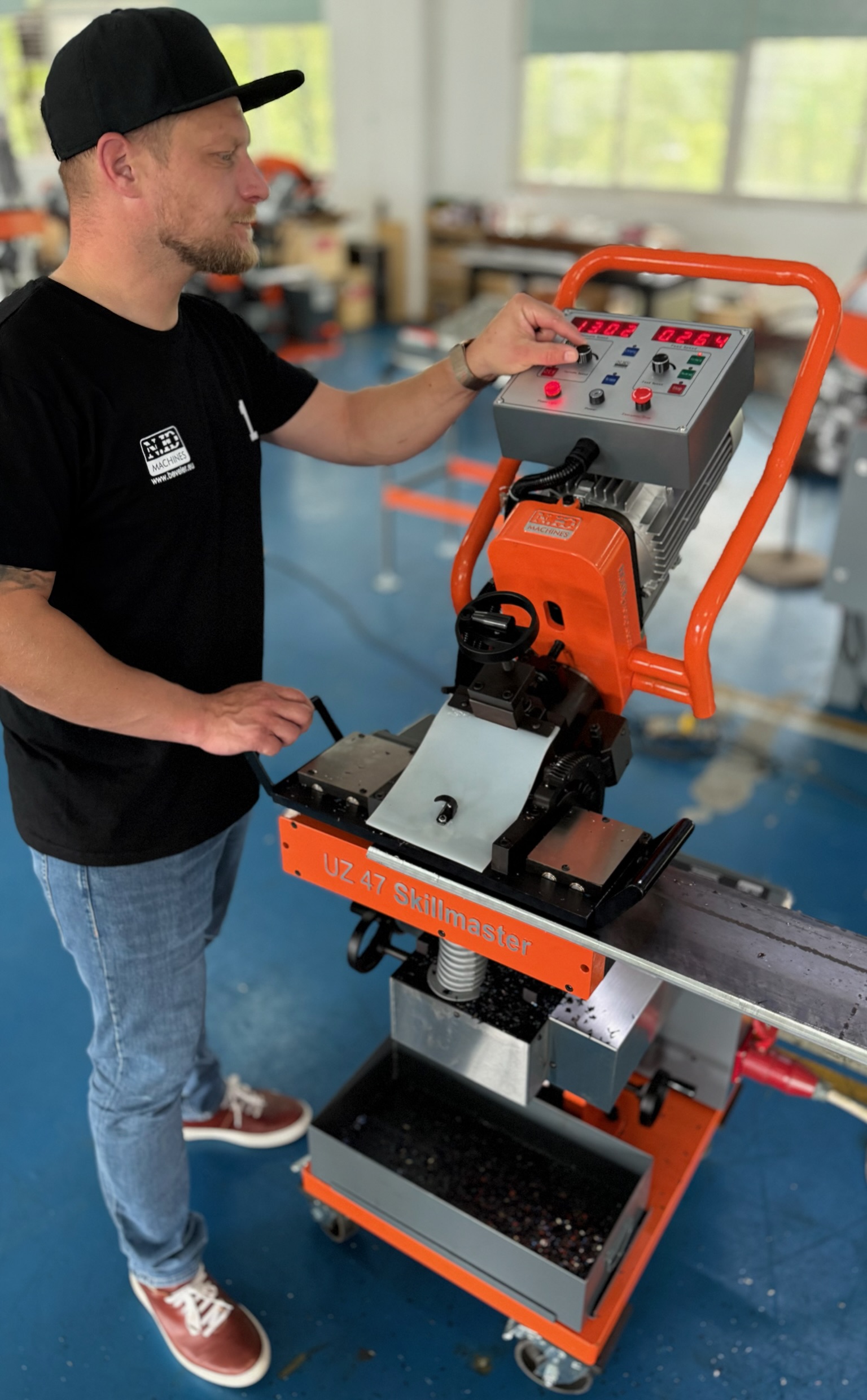 Isik, kes töötab UZ 47 Skillmaster faasimismasinaga ja seab juhtpaneelil tööparameetreid.